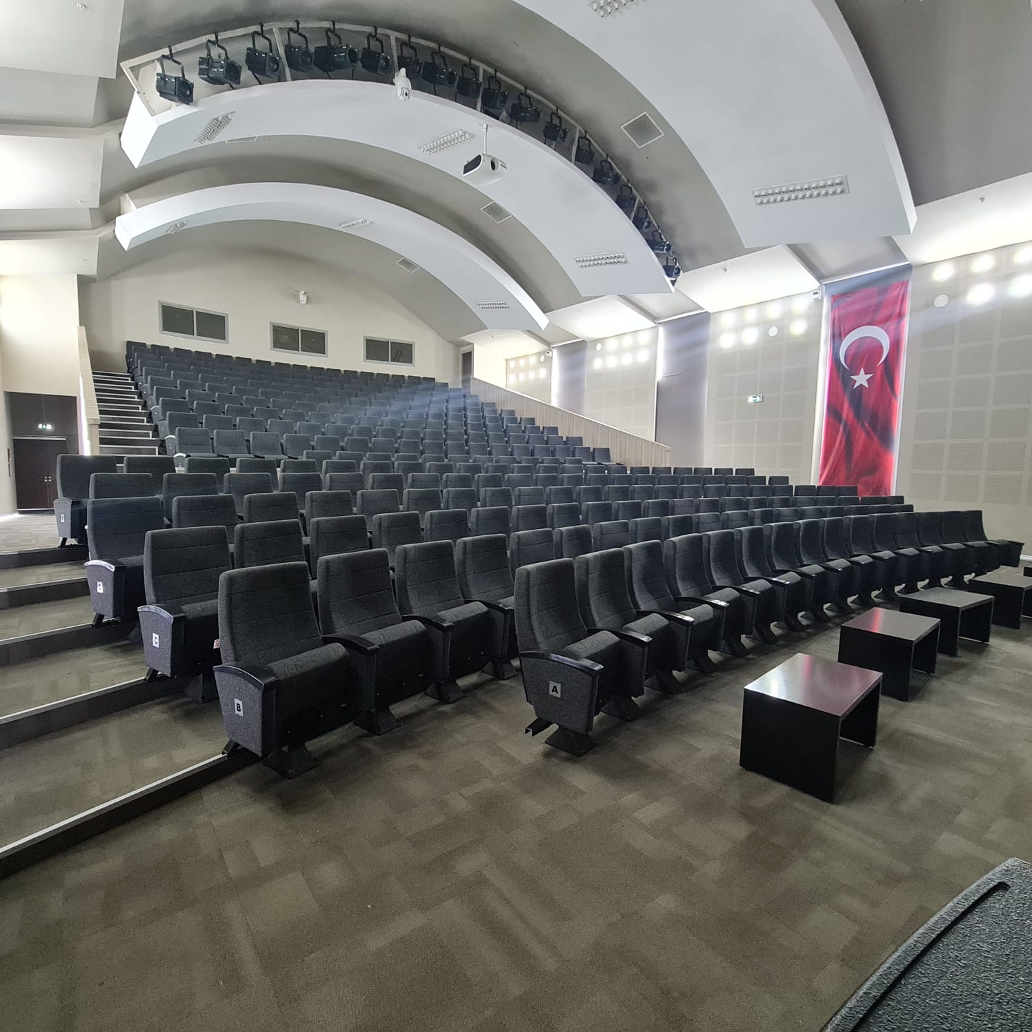 Muzaffer İzgü Konferans Salonu - Karabağlar Belediyesi Hizmet Binası 